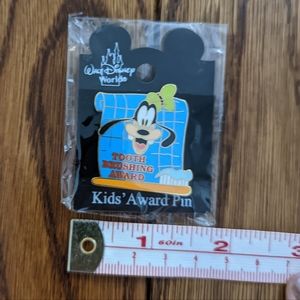 🆕 NWT "Tooth Brushing Award" Disney Kids' Award Pin: Goofy 1.5" metal pin